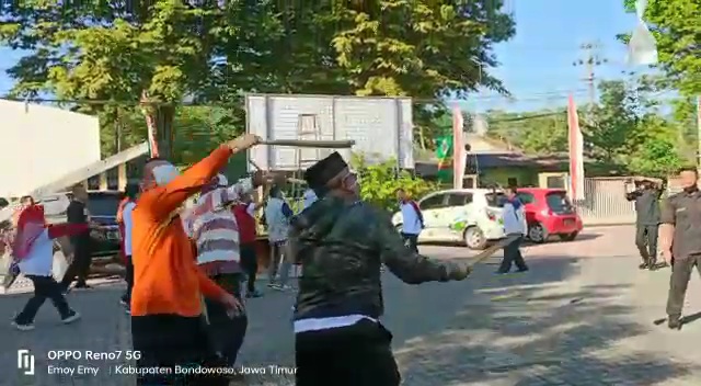 LUCU: Tangkapan layar video insiden kepala dinas pendidikan terkena pukul oleh bawahannya. Aksi tersebut dilakukan secara tidak sengaja dalam sebuah perlombaan.