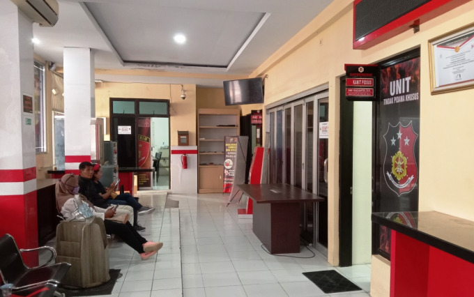 RUANG PEMERIKSAAN : Ruang Pidana Khusus Satreskrim Polres Jember tertutup. Di dalamnya, tersangka kasus pemotongan honor pemakaman Covid-19 Muhammad Djamil sedang diperiksa.
