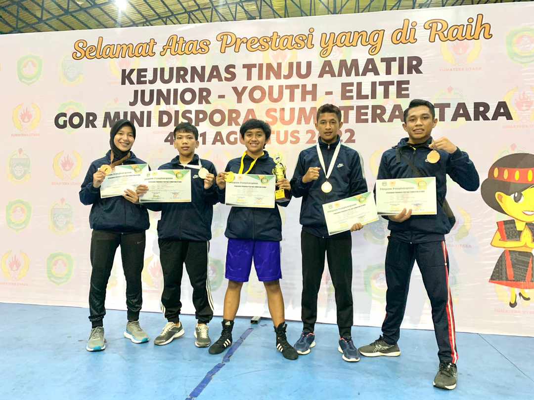 MEMBANGGAKAN: Vini Vidi Vici (kanan), atlet tinju amatir putri Bondowoso, menunjukkan medali yang berhasil diraih dalam kejurnas.
