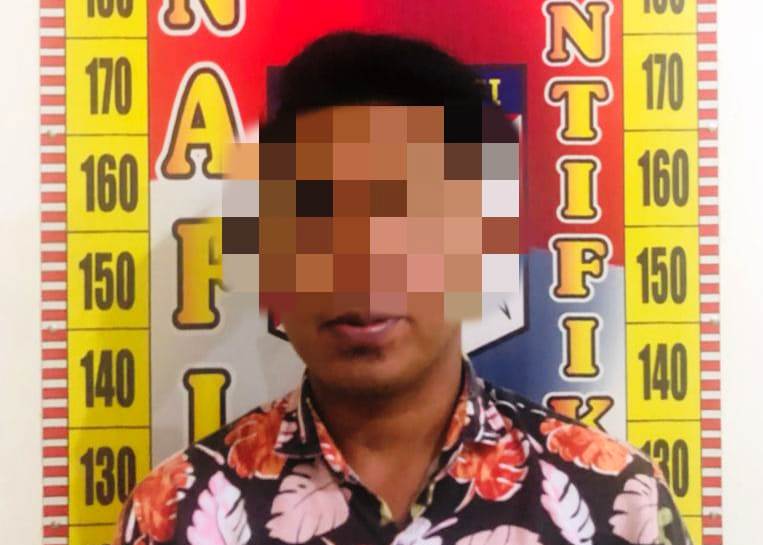 TERCIDUK: YBH, penimbun BBM jenis solar asal Desa Sukowiryo, Bondowoso, yang tertangkap jajaran Polres Bondowoso.