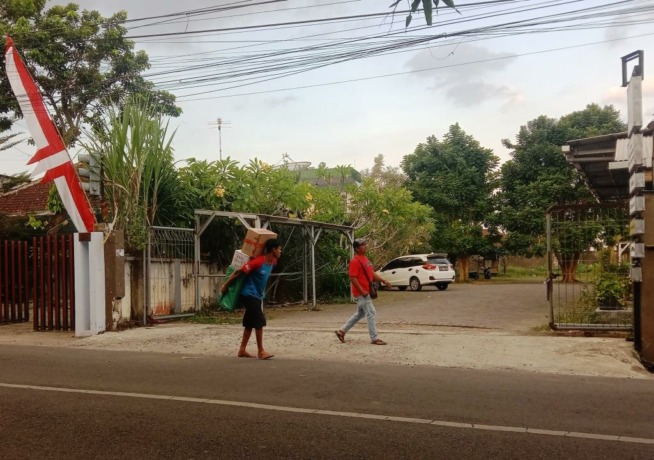 SAKSI BISU: Area parkir pujasera yang menjadi TKP pengeroyokan siswa SMPN 12 Jember, siang ini (24/8).