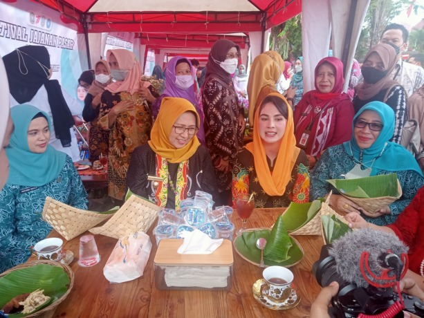 Momen saat Arumi Bachsin mencicipi seho kelor.