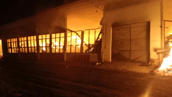 MUDAH: Kebakaran hebat yang menimpa gudang di Kecamatan Maesan menjalar dengan cepat karena terdapat banyak barang yang mudah terbakar.