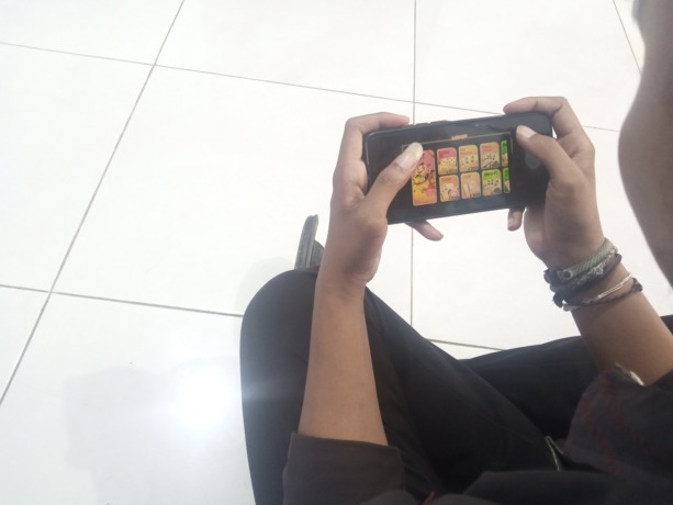 KATEGORI JUDI: Masyarakat Bondowoso menghapus game Higs Domino Island. Mereka menyadari permainan itu tindakan melawan hukum. 