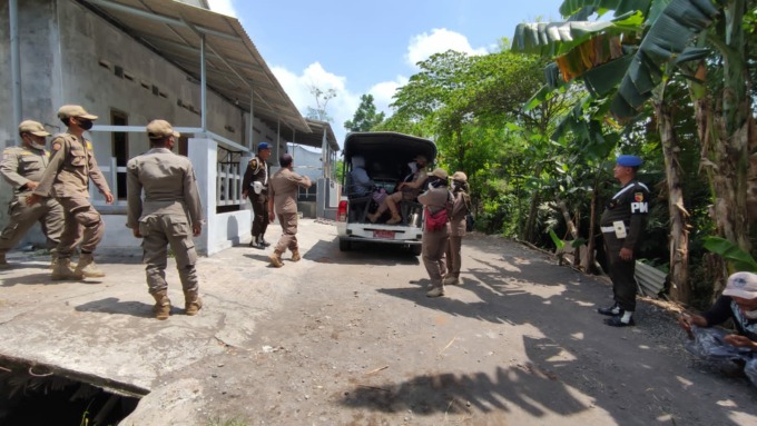 TERCIDUK: Delapan pekerja seks komersial (PSK) diperiksa personel Satpol PP Lumajang, kemarin. Mereka terjaring operasi senyap di eks lokalisasi Bebekan, Desa Kabuaran, Kecamatan Kunir.