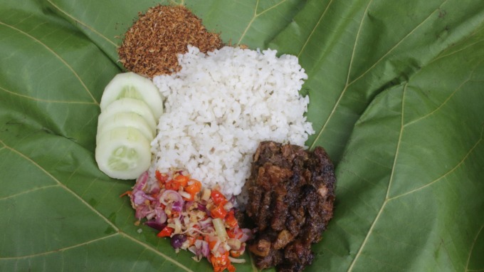 DIASAP: Proses pembuatan  yang dilakukan hingga enam jam untuk menghasilkan cita rasa nikmat, lalu disajikan dengan daun jati.