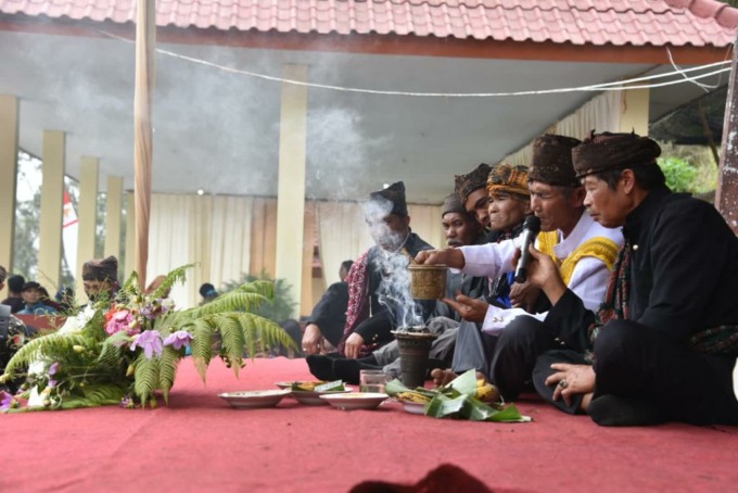 MENJAGA TRADISI: Ribuan masyarakat Suku Tengger saat melangsungkan kegiatan adat Nyadran di Desa Ranupani, Kecamatan Senduro, kemarin.