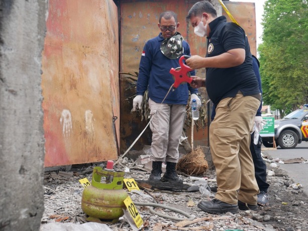 DITELITI: Tim Laboratorium Forensik Surabaya menggelar olah TKP kebakaran Pasar Loak Klojen, Kelurahan Citrodiwangsan, Lumajang, kemarin. Hal itu untuk mengetahui penyebab pasti kebakaran.