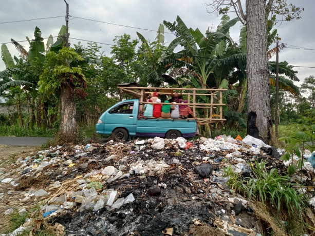 SEMBARANGAN: Lokasi pembungaan sampah liar yang berada di jalan raya Desa Wirowongso, Kecamatan Ajung, kemarin (2/8).