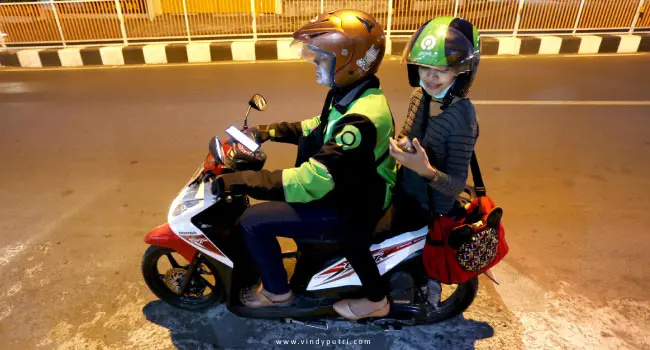 BERANGKAT: Driver ojol saat menerima pesanan penumpang. Naiknya tarif jasa ojol berpotensi menyumbang inflasi dari sektor transportasi. (foto: (dwi siswanto)