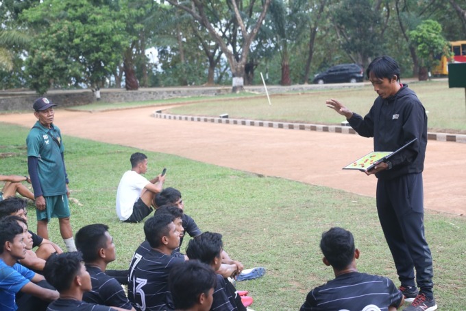 PAHAMI PERMAINAN: Pemain Persid saat briefing dengan Pelatih Slamet Sampurno sebelum laga uji coba melawan Tunas Muda Ledokombo, Kamis (25/8) kemarin.