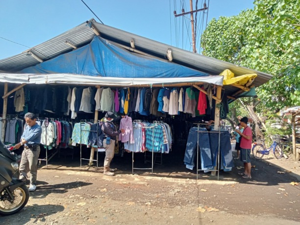 DIMINATI: Pasar baju bekas di Mangli yang masih tetap eksis. Tren baju bekas atau thrifting juga berdampak pada lingkungan, yaitu meningkatkan sampah pakaian.