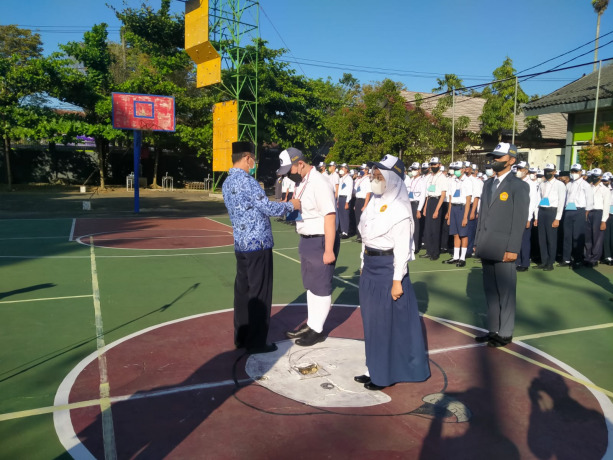 SAMBUT SISWA: Kepala SMAN 2 Bondowoso Drs Jarimin MPD menyambut siswa baru. SMAN 2 menjadi sekolah di Bondowoso yang meneruskan tradisi ratusan lulusannya diterima di PTN.