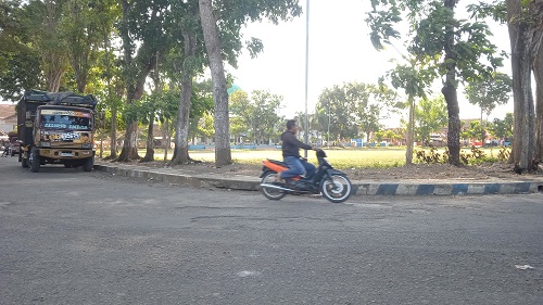 HANYA LEWAT: Alun-Alun Tamanan yang direncanakan menjadi kota kedua, beberapa fasilitas mulai rusak. Padahal Tamanan cukup unik. Salah satu kecamatan yang memiliki alun-alun selain Kecamatan Kota Bondowoso.
