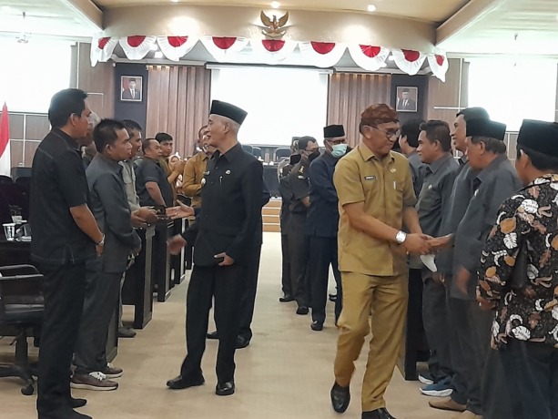 BERSALAMAN: Bupati Bondowoso Salwa Arifin dan Sekda Bondowoso Bambang Soekwanto ketika akan keluar dari ruang rapat paripurna DPRD Bondowoso.