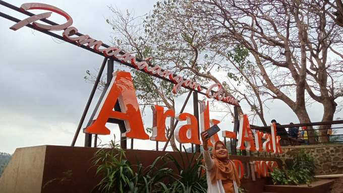 MENIKMATI: Pengunjung wisata Arak-Arak, Bondowoso, saat datang berwisata. Sayangnya, beberapa fasilitas Arak-Arak mulai rusak.