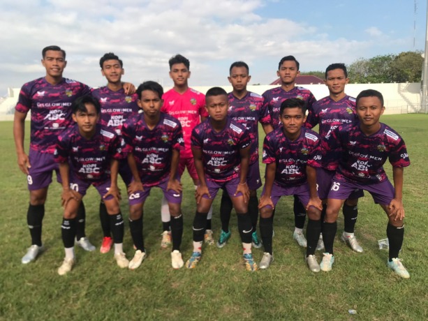 BERSIAP: Kesebelasan tim Persebo Muda Bondowoso ketika menjalani foto bersama, sebelum pertandingan uji coba melawan Persewangi, Banyuwangi.