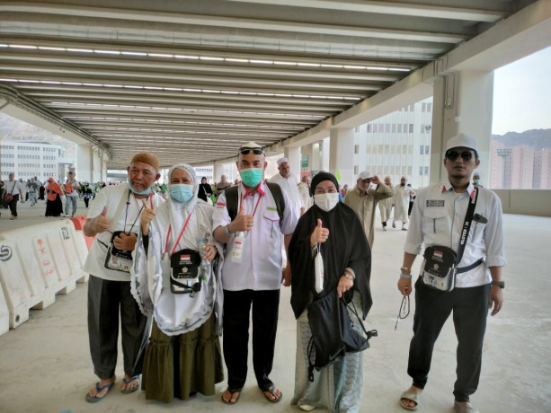 SUDAH USAI: Sejumlah jemaah haji asal Bondowoso saat berfoto seusai melempar jumrah. Mereka akan tiba di Bumi Ki Ronggo dalam beberapa hari ke depan.