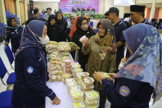 PRODUK KREATIF: Bazar dan Pelatihan Coaching Clinic Desa Tutul Go Entrepreneurship di Aula Ahmad Zainuri Unmuh Jember, Kamis (18/8) kemarin.