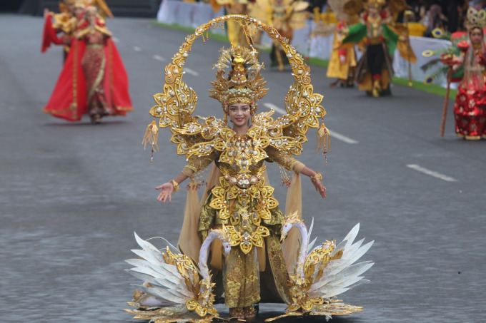 MEMESONA: Defile Mahabharata yang tampil, kemarin siang (7/8), memukau masyarakat.