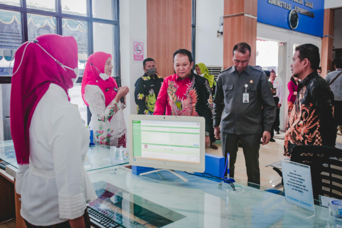 RESMIKAN: Kepala Dispendukcapil Jember Isnaini Dwi Susanti (kiri) saat menjelaskan ruang pelayanan adminduk kepada Bupati Jember Hendy Siswanto, Kajari Jember I Nyoman Sucitrawan (dua dari kanan), dan Ketua Komisi A DPRD Jember Tabroni (kanan).