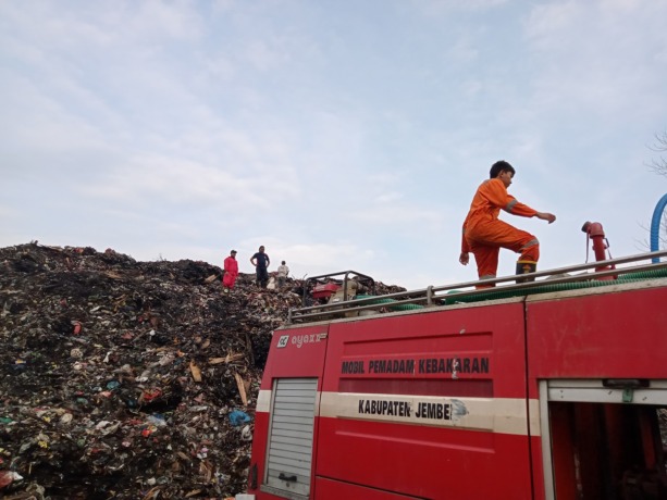 BERAKHIR: Kebakaran yang melalap gunungan sampah di TPA Pakusari sudah bisa dijinakkan, (25/8) kemarin.