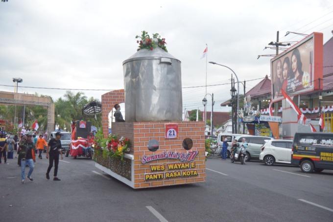 MERIAH: Sejumlah mobil hias dari Kecamatan Panti yang menuju garis finis di Alun-Alun Jember dalam pawai mobil dan becak hias, kemarin (26/8).