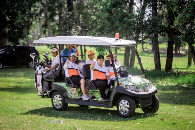 BUKA TURNAMEN: Bupati Jember Hendy Siswanto turut ikut memeriahkan Bupati Golf Tournament, Sabtu (20/8) kemarin, di Padang Golf Glantangan, Tempurejo.