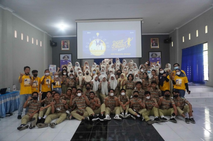 PATUH PAJAK: KPP Pratama Jember foto bersama siswa di SMAN 1 Jember setelah menggelar kegiatan Pajak Bertutur.