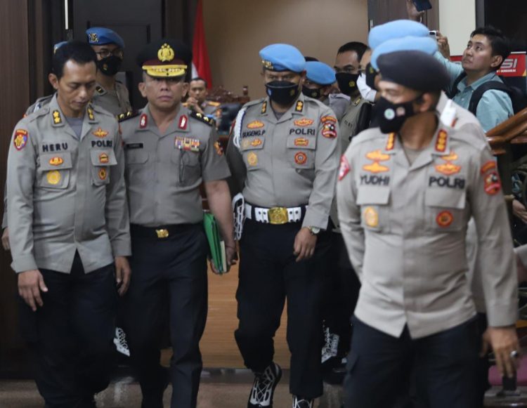 Caption: Ferdy Sambo (dua dari kiri) keluar ruang sidang pada Jumat dini hari (26/8), usai menjalani menjalani sidang Kode Etik Profesi Polri (KEPP) di Mabes Polri.