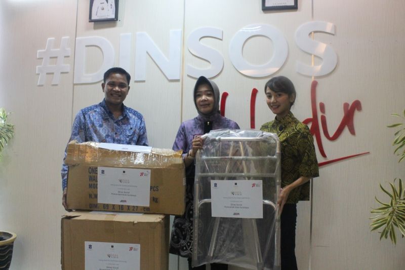 Kepala Dinas Sosial (Dinsos) Kota Surabaya Anna Fajriatin saat menerima bantuan tongkat kaki dair Vasa Hotel di kantor Dinsos Surabaya, Sabtu (13/8/2022).