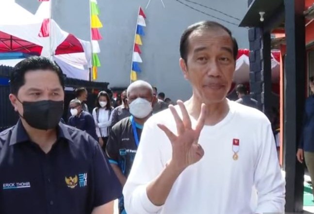 Caption: Presiden Joko Widodo memberikan keterangan usai penyerahan bantuan langsung tunai (BLT) BBM di Kantor Pos Cabang Sentani, Kabupaten Jayapura, Papua, Rabu (31/8).