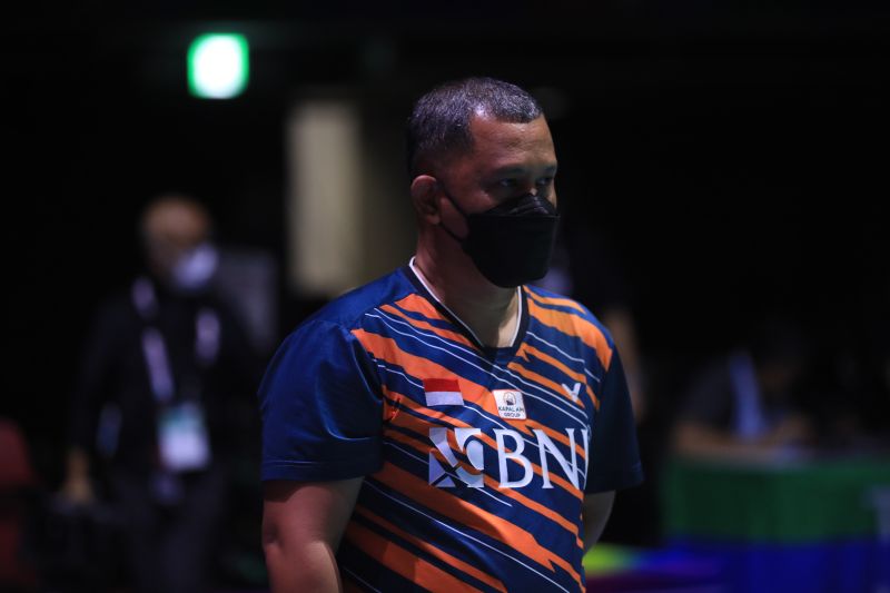 Caption Foto : Pelatih bulu tangkis tunggal putri Pelatnas PBSI, Herli Djaenudin saat memantau sesi latihan Kejuaraan Dunia 2022 di Tokyo, Jepang.