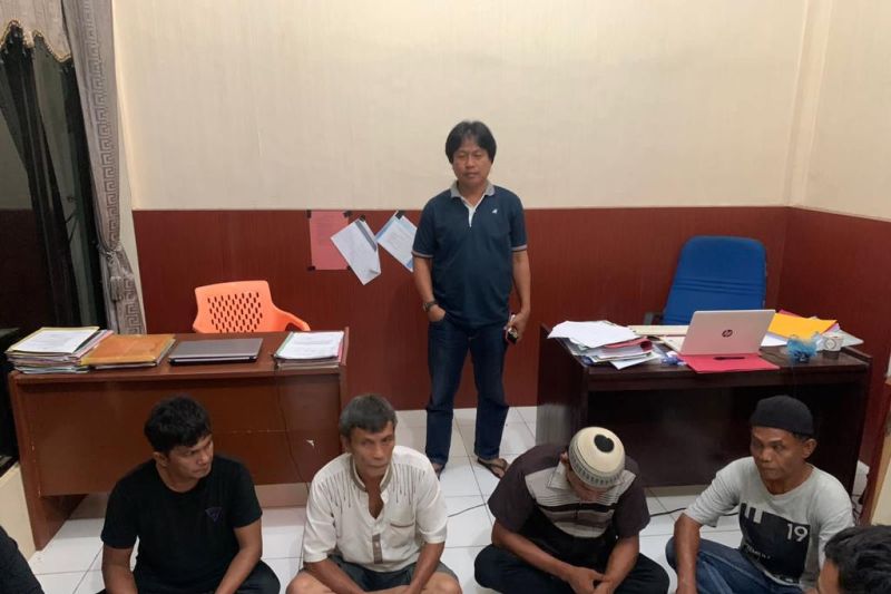 Caption Foto :  Kepolisian Resor Mukomuko menangkap seorang bandar serta tiga pemain judi jenis togel online di wilayah Kecamatan Pondok Suguh, Selasa (30/8/2022)