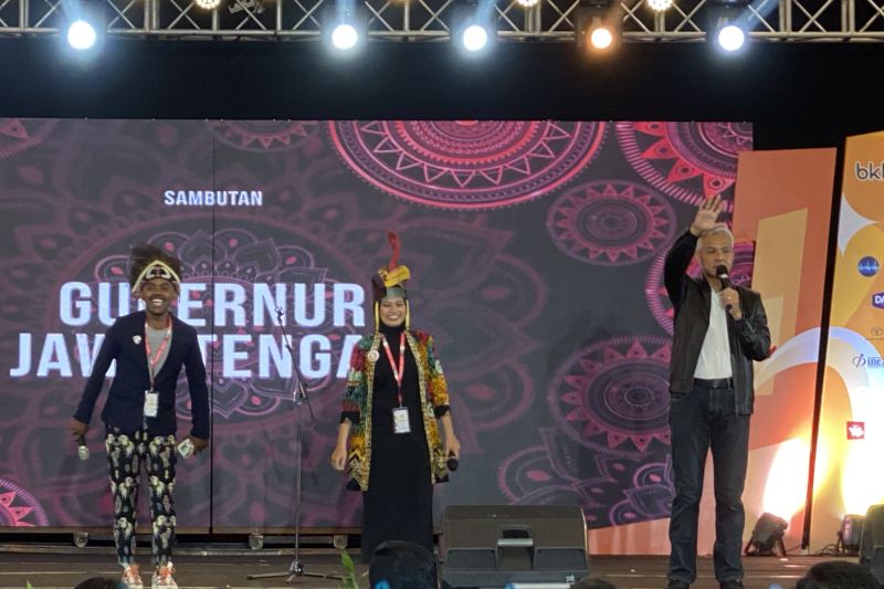 Caption Foto : Gubernur Jawa Tengah Ganjar Pranowo bersama GenRe dari beberapa wilayah Indonesia di Hotel The Rich Yogyakarta, Minggu (21/8/2022).   