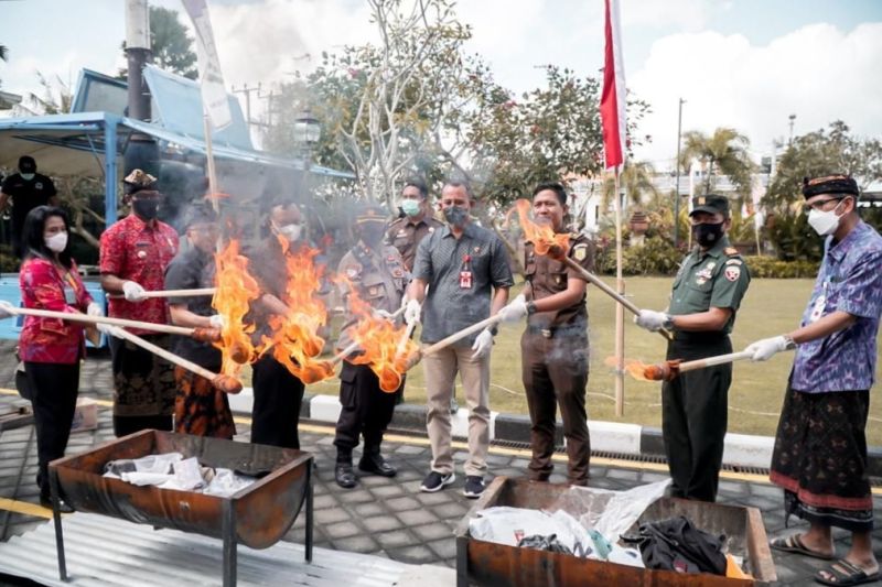 Caption Foto :  Kepala Kejaksaan Negeri Badung Imran Yusuf didampingi oleh sejumlah perwakilan dari instansi pemerintah Kabupaten Badung membakar alat bukti perkara narkotika di Badung, Bali, Kamis (12/8/2022).