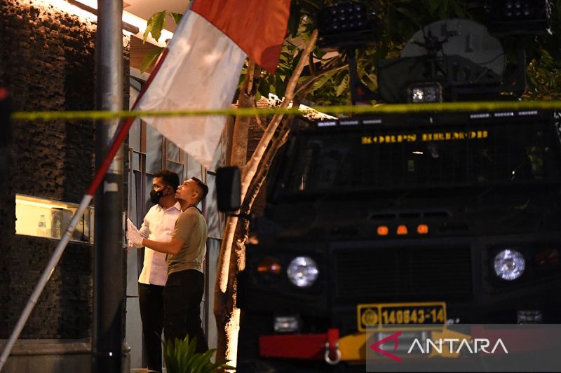 Caption Foto :  Dokumen - Anggota polisi berada di kediaman pribadi mantan Kadiv Propam Polri Irjen Pol Ferdy Sambo, Duren Tiga, Jakarta Selatan, Selasa (9/8/2022).