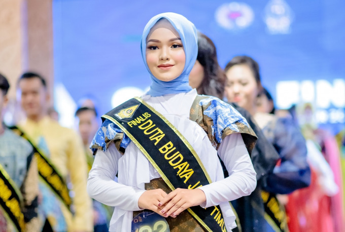 TAMPIL: Irmawatiningsih ikut seleksi di atas panggung Duta Budaya Jawa Timur mewakili ITS Mandala Jember.