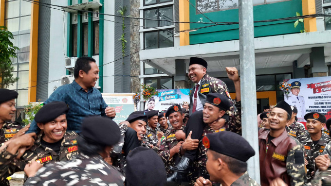 BANYAK DUKUNGAN: Kepala Kemenag Lumajang, Muhammad Muslim digotong barisan Ansor setelah dinyatakan lulus ujian doktor, di UIN KHAS Jember. Pada moment itu Bupati Lumajang Thoriqul Haq juga digotong bersama.