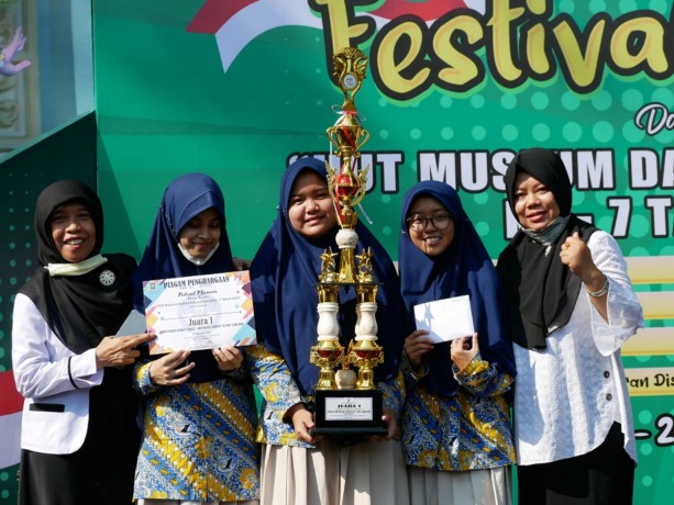 PENGHARGAAN: SMPN 1 Lumajang berhasil meraih juara satu dalam ajang perlombaan LCC dan mendapatkan piala, piagam, serta uang tunai.