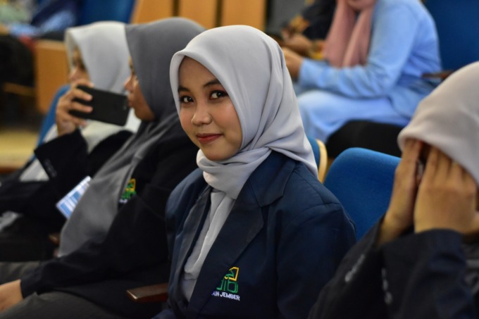 PRESTASI: Ayu Puja Pangestu, mahasiswa dari keluarga kurang mampu, terus berjuang menuntaskan kuliahnya di UIN KHAS Jember.