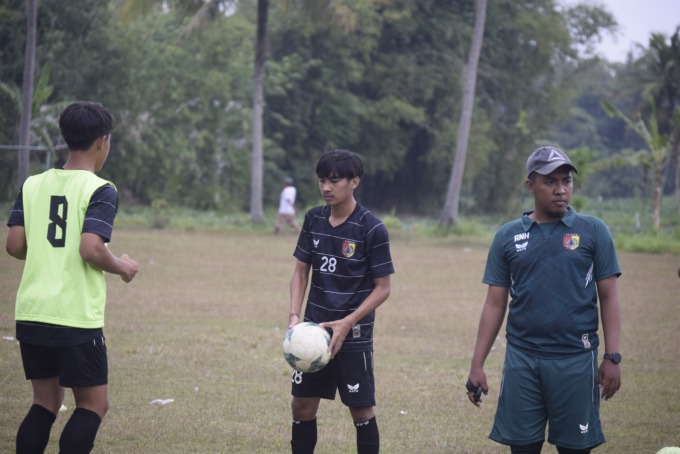 SEMANGAT BARU: Miftahul Husyen intens berlatih bersama pemain Persid Jember di lapangan Pakusari.