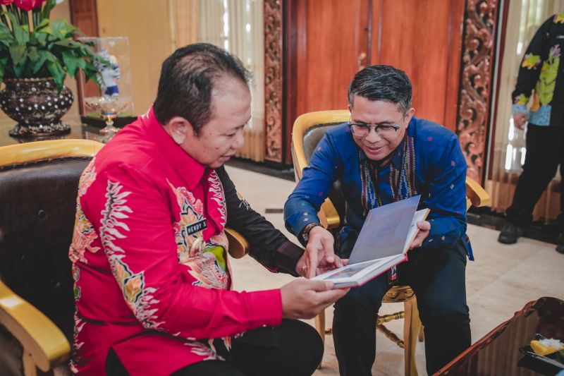 Caption Foto :  Kepala Kantor Perwakilan Bank Indonesia Jember Yukon Aprinaldo menunjukkan tujuh pecahan uang rupiah kertas tahun emisi 2022 (Uang TE 2022) kepada Bupati Jember Hendy Siswanto dengan nomor seri tahun kelahiran Bupati Jember di Pendapa Wahy