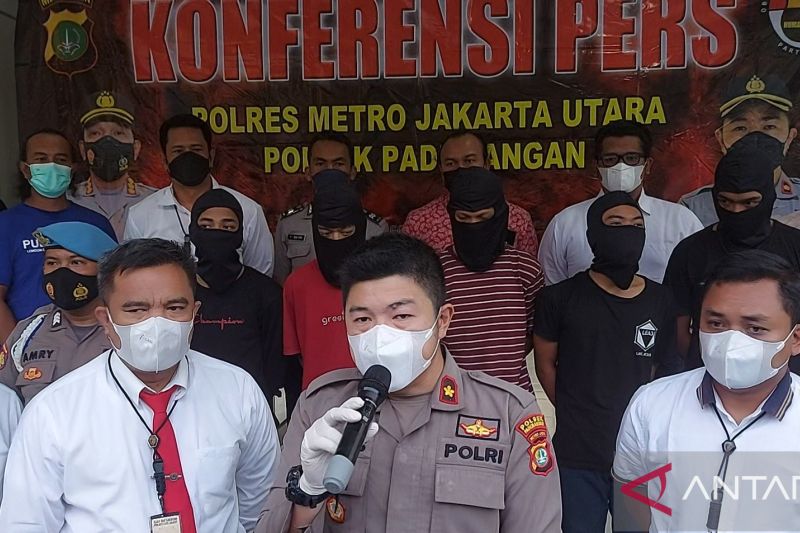 Caption Foto :  Kapolsek Pademangan Kompol Happy Saputra (tengah) menghadirkan enam tersangka begal yang dikenakan pasal pencurian dengan kekerasan dengan ancaman hukuman lima tahun penjara dalam jumpa pers di Polsek Pademangan, Jakarta Utara, Senin (8/8/