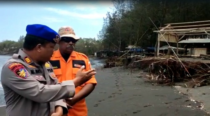 CEK LOKASI: Kasat Polair Polres Jember AKP M Na’i bersama personel BPBD Jember melihat langsung dampak banjir rob di Pantai Cemara, Desa Mojomulyo, Kecamatan Puger.