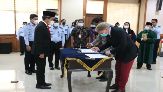 Caption: Dua warga negara asing (WNA) yang akhirnya ditetapkan menjadi warga negara Indonesia (WNI) oleh Kemenkumham Bali.
