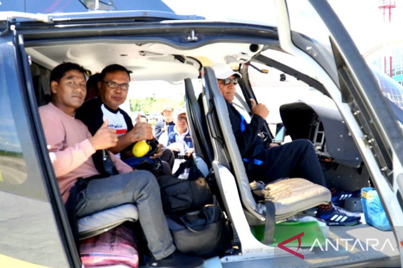 Caption Foto : Helikopter PK - SNX Air Bis H 130 yang membawa rombongan Gubernur Papua Barat Paulus Waterpauw saat mendarat darurat di Alun-alun Aimas Kabupaten Sorong Ahad (28/8/2022) sore akibat cuaca buruk.