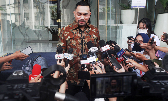 Caption: Ahmad Sahroni, Wakil Ketua Komisi III DPR RI Ahmad Sahroni memberikan penjelasan kepada awak media terkait tuduhan kongkalikong dalam kasus Sambo.