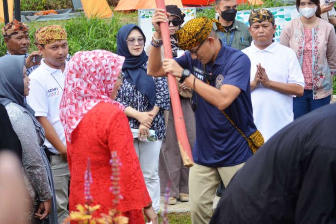 SUDAH MAHIR: Menparekraf Sandiaga Salahuddin Uno ketika bermain alat musik Ronjhengan. Dalam bahasa Jawa, Rhonjengan berarti Lesung. Alat penumbuk padi pada zaman dulu yang juga bisa digunakan sebagai alat musik.