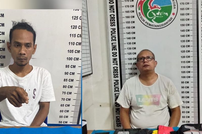 Caption Foto :  Dua orang laki-laki MSH (35) dan ESS (49) pengedar narkotika jenis sabu ditahan di Polres Pematang Siantar.